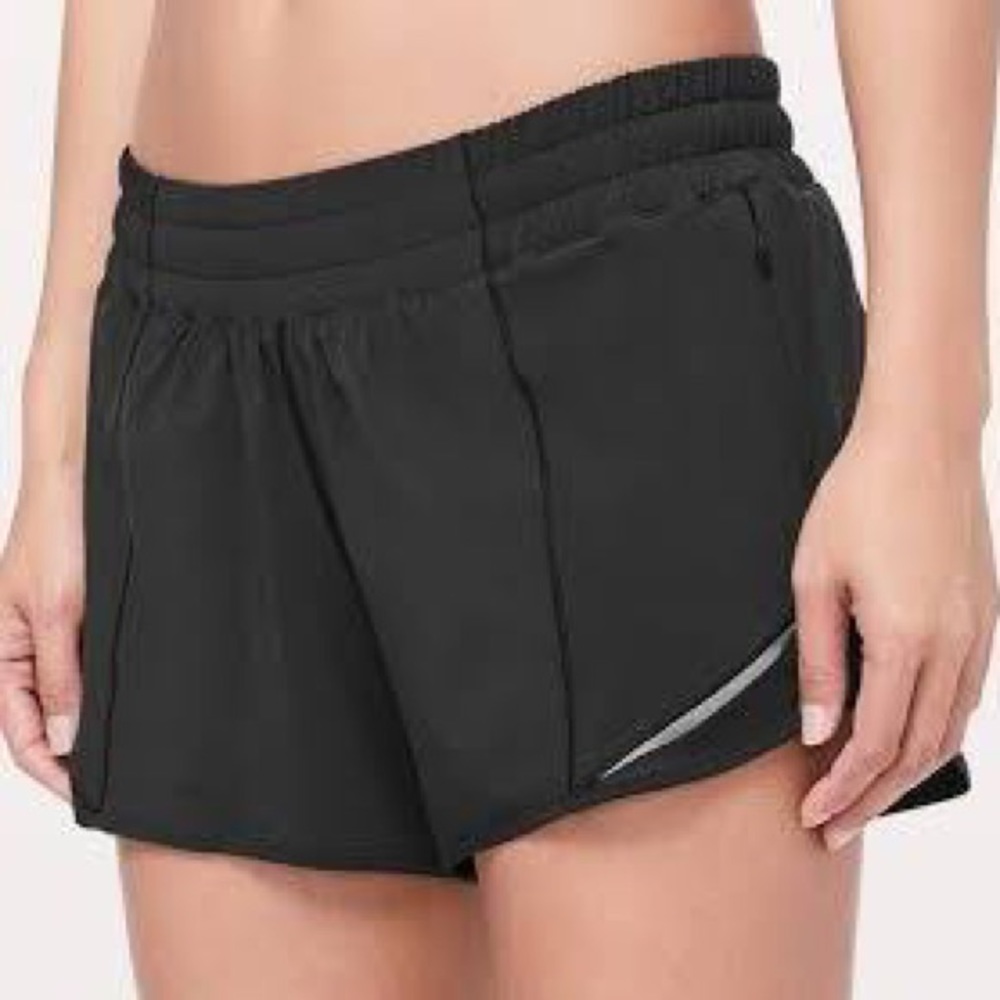 Lululemon low rise Hotty hot shorts size 4, 2.5”, Black